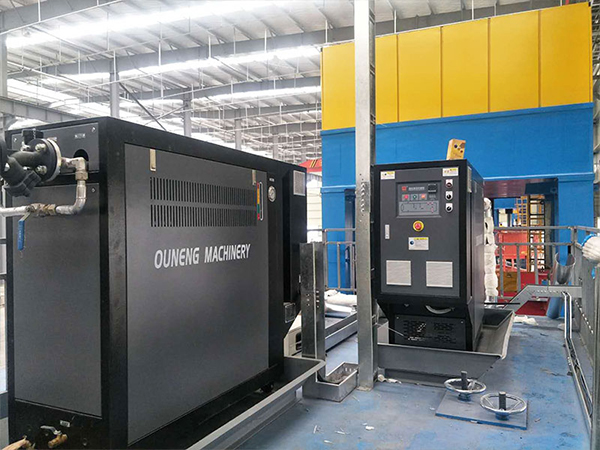 隔熱墊成型模溫機，為汽車內飾件提供控溫解決方案